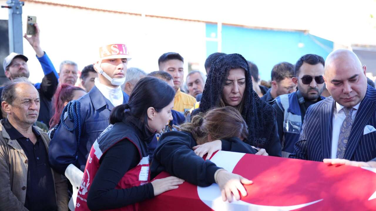 Fotoğrafını Babası Taşıdı: Milas Şehidini Gözyaşlarıyla Uğurladı 11